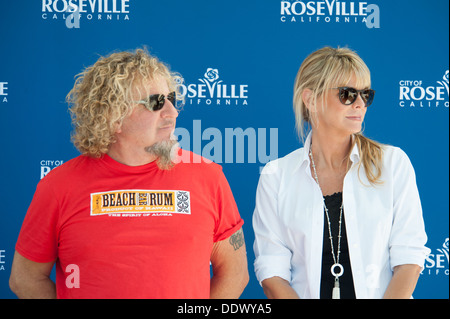 ROSEVILLE, CA - 5 Settembre: Sammy Hagar e moglie Kari fare una donazione per il Placer Food Bank e a me una fondazione a Roseville's Town Sqaure in Roseville, la California il 5 settembre 2013 Foto Stock