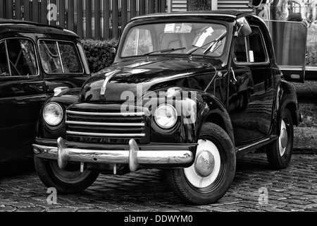 L'ultracompatto che sta Fiat 500 Topolino (bianco e nero) Foto Stock