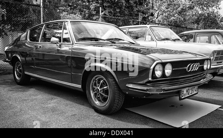 La Audi 100 (C1) Coupe S, vista frontale (bianco e nero) Foto Stock