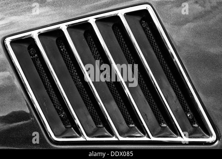 La griglia di ventilazione della Audi 100 (C1) Coupe S, close-up, (bianco e nero) Foto Stock