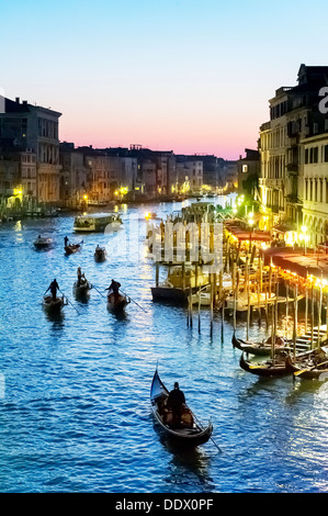 L'Europa, Italia, Veneto, Venezia, classificato come patrimonio mondiale dall'UNESCO. Le gondole del Canal Grande di notte. Foto Stock