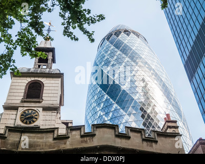 Chiesa di Sant'Elena, Bishopsgate, dominato da il Gherkin, 30 St Mary Axe, London EC3 Foto Stock