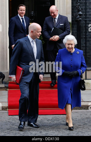 La Gran Bretagna è la Regina Elisabetta II e il Segretario di Stato per gli affari esteri (L) William Hague e David Cameron lasciare No. 10 Downing Street a Londra Foto Stock