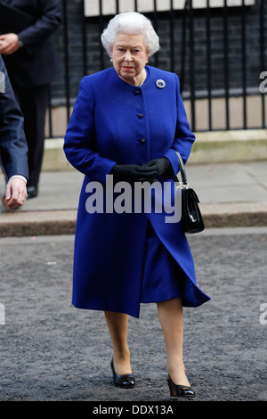 La Gran Bretagna è la Regina Elisabetta II lascia n. 10 Downing Street a Londra, in Gran Bretagna, 18 dicembre 2012. Foto Stock