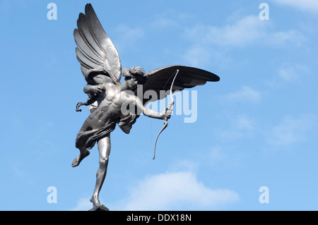 Inghilterra, Londra, Piccadilly Circus, Shaftesbury Memorial Fountain, Statua di Eros da Sir Alfred Gilbert Foto Stock