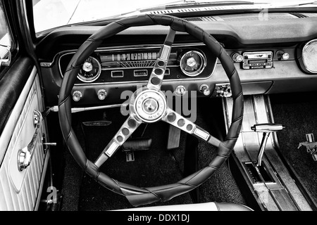 Cabina auto sportive Ford Mustang Convertible (bianco e nero) Foto Stock