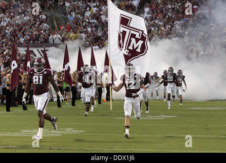 College Station, Texas, Stati Uniti d'America. 8 Sep, 2013. 9/7/13 - Texas A&M Aggie football team prende il campo contro Sam Houston Membro a Kyle Campo in College Station, Texas sabato 7 settembre, 2013. A&M ha vinto 65-28.Foto di Erich Schlegel Credito: Erich Schlegel/ZUMAPRESS.com/Alamy Live News Foto Stock