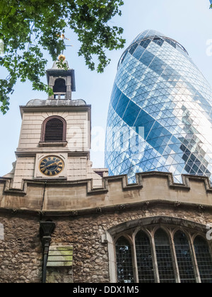 Chiesa di Sant'Elena, Bishopsgate, dominato da il Gherkin, 30 St Mary Axe, London EC3 Foto Stock