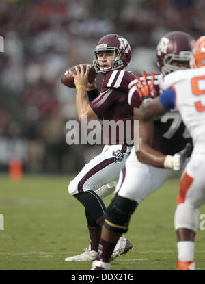 College Station, Texas, Stati Uniti d'America. 8 Sep, 2013. 9/7/13 - Texas A&M QB Johnny Manziel (2) scende di nuovo a passare contro Sam Houston Membro a Kyle Campo in College Station, Texas sabato 7 settembre, 2013. Texas A&M ha vinto 65-28. Foto di Erich Schlegel Credito: Erich Schlegel/ZUMAPRESS.com/Alamy Live News Foto Stock