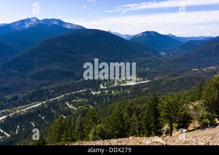 Vista sulla valle, Cascade Mountains e Highway 3 dal Cascade Lookout, E.C. Manning Provincial Park, British Columbia, Canada. Foto Stock