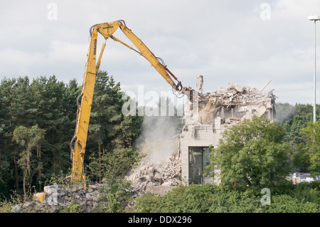 High Reach Komatsu macchina da demolizione al lavoro, Washington, North East England, Regno Unito Foto Stock