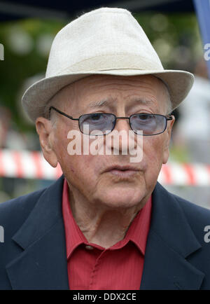 La resistenza ebraica fighter Philip Bialowitz, chi è stato coinvolto nella rivolta in Germania nel campo di sterminio di Sobibor nel 1943, prende parte alla giornata di ricordo e di richiamo avviato dalla Associazione di Berlino di vittime del regime nazista (Berlino VVN BdA) al Tempelhofer Feld di Berlino, Germania, 08 settembre 2013. Foto: RAINER JENSEN Foto Stock