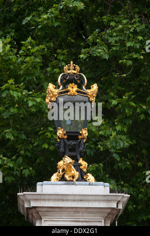 Inghilterra, Londra, cancelli per Green Park nelle vicinanze del Palazzo di Buckingham Foto Stock