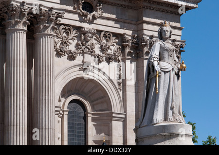 Inghilterra, Londra, il Queen Anne Memorial statua che si trova nella parte anteriore del Western ingresso alla Cattedrale di St Paul Foto Stock