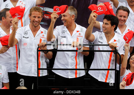 Motorsports: FIA Formula One World Championship 2013, il Gran Premio d'italia, #5 Jenson Button (GBR, Vodafone McLaren Mercedes), Martin Whitmarsh (GBR, Vodafone McLaren Mercedes), #6 Sergio Perez (MEX, Vodafone McLaren Mercedes), Foto Stock