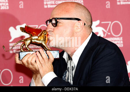 Venezia, Italia. 07Th Sep, 2013. Gianfranco Rosi con il Leone dâ Oro per il miglior film 'Sacro GRA' durante i vincitori del premio photocall al settantesimo Venice International Film Festival nel mese di settembre 07, 2013 Credit: dpa picture alliance/Alamy Live News Foto Stock