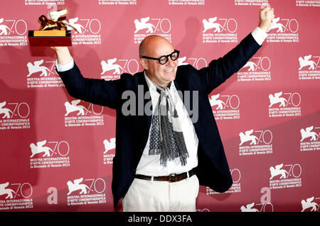 Venezia, Italia. 07Th Sep, 2013. Gianfranco Rosi con il Leone dâ Oro per il miglior film 'Sacro GRA' durante i vincitori del premio photocall al settantesimo Venice International Film Festival nel mese di settembre 07, 2013 Credit: dpa picture alliance/Alamy Live News Foto Stock