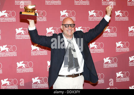 Venezia, Italia. 07Th Sep, 2013. Gianfranco Rosi con il Leone dâ Oro per il miglior film 'Sacro GRA' durante i vincitori del premio photocall al settantesimo Venice International Film Festival nel mese di settembre 07, 2013 Credit: dpa picture alliance/Alamy Live News Foto Stock