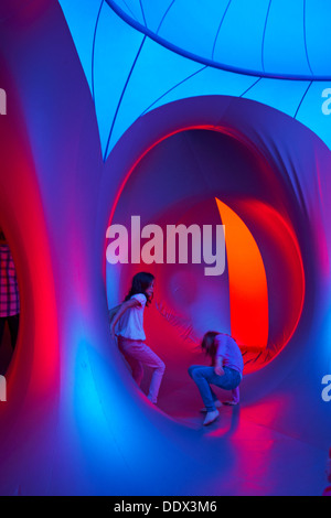 All'interno dell'Amococo Luminarium di Bournemouth, Dorset UK, a settembre Foto Stock