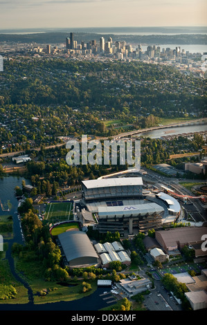 Immagine retrò dello skyline di Seattle con vista aerea dell'Husky Stadium, recentemente rinnovato Foto Stock