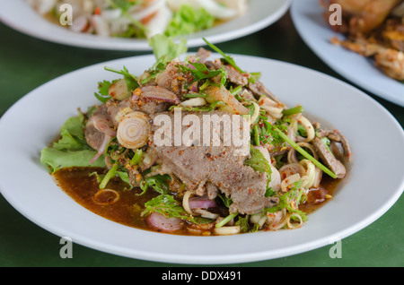 A FETTE piccante insalata di fegato, è un cibo tailandese Foto Stock