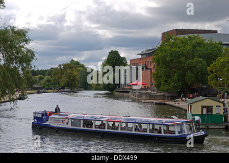 Imbarcazione da diporto con RSC (Royal Shakespeare Company) teatro, Stratford Upon Avon, Warwickshire, Inghilterra, Regno Unito Foto Stock