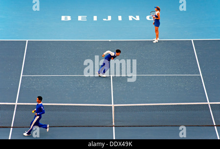 Elena Vesnina della Russia attende le palline da tennis per il suo servizio al China Open Tennis Tournament a Pechino. 4/10/2012 Foto Stock