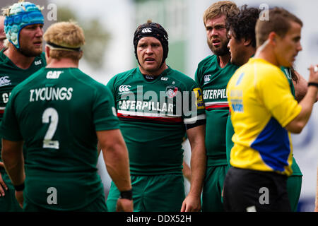 Leicester, Regno Unito. 8 Sep, 2013. Giuliano Salvi (centro) e il Leicester giocatori in una discussione durante una pausa nel gioco. Azione dalla Aviva Premiership match tra Leicester Tigers e Worcester Warriors ha giocato a Welford Road, Leicester Credit: Graham Wilson/Alamy Live News Foto Stock