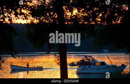 L'ultima luce del giorno illumina il lago Scharmuetzelsee a Bad Saarow, Germania, 07 settembre 2013. Foto: Patrick Pleul Foto Stock