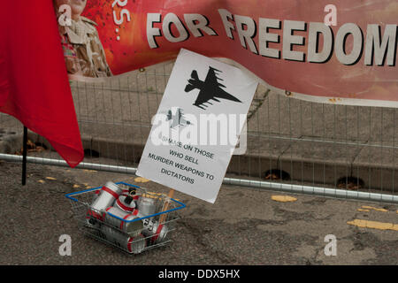 Londra REGNO UNITO. 8 Sep, 2013. La protesta contro la difesa di sicurezza e apparecchiature di esposizioni internazionali (DSEI) presso l'Excel Centre di Londra, UK, 8 settembre 2013 Credit: martyn wheatley/Alamy Live News Foto Stock