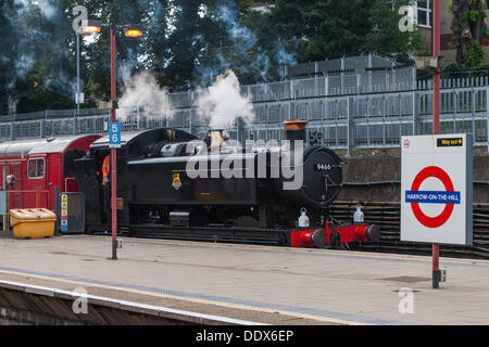 Londra, Regno Unito. 08 Sep, 2013. Un GWR Bauletto locomotiva a vapore cuoce a vapore attraverso Harrow sulla Hill tube station come parte di un anno di eventi da Trasporti di Londra per contrassegnare il centocinquantesimo anniversario della metropolitana di Londra. Londra, UK, 8 settembre 2013 Credit: martyn wheatley/Alamy Live News Foto Stock