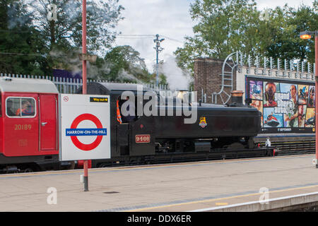 Londra, Regno Unito. 08 Sep, 2013. Un GWR Bauletto locomotiva a vapore cuoce a vapore attraverso Harrow sulla Hill tube station come parte di un anno di eventi da Trasporti di Londra per contrassegnare il centocinquantesimo anniversario della metropolitana di Londra. Londra, UK, 8 settembre 2013 Credit: martyn wheatley/Alamy Live News Foto Stock