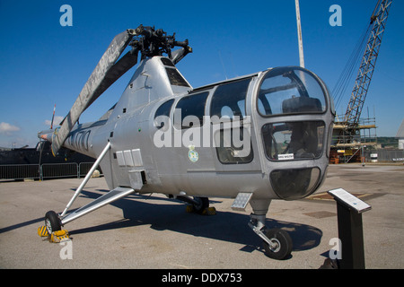 Historic Dockyard Chatham Kent 1952 Westland Dragonfly WG751 elicottero a Maritime Heritage Museum Foto Stock