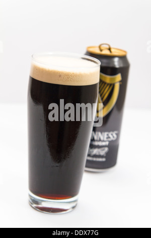 La pinta di Guinness alla spina e può Foto Stock