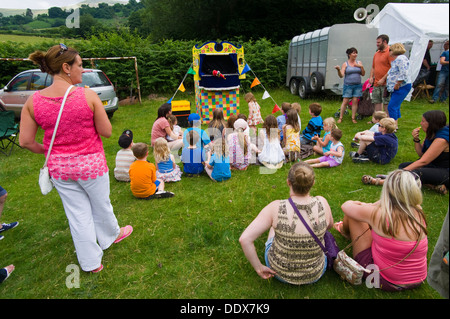 I bambini e gli adulti a guardare il punch e Judy Spettacolo al Villaggio Cwmdu mostrano Powys Wales UK Foto Stock