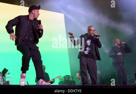 Berlino, Germania. 8 Sep, 2013. Michael Bernd Schmidt aka Smudo (R-L), Thomas Duerre aka Thomas D e Michael 'Michi' Beck di Hip hop tedesco band Die Fantastischen Vier eseguire sul palco durante il Festival di Berlino al Tempelhofer Feld di Berlino, Germania, 08 settembre 2013. Foto: Rainer Jensen/dpa/Alamy Live News Foto Stock