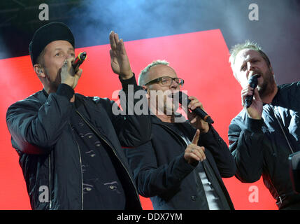 Berlino, Germania. 8 Sep, 2013. Michael Bernd Schmidt aka Smudo (R-L), Thomas Duerre aka Thomas D e Michael 'Michi' Beck di Hip hop tedesco band Die Fantastischen Vier eseguire sul palco durante il Festival di Berlino al Tempelhofer Feld di Berlino, Germania, 08 settembre 2013. Foto: Rainer Jensen/dpa/Alamy Live News Foto Stock