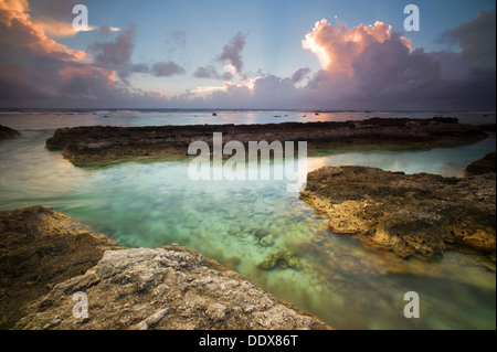 Sunrise colpo di oceano pacifico di Bora Bora. Polinesia francese Foto Stock