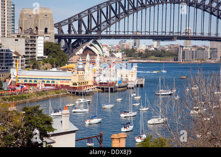 Ponte sul porto di Sydney, teatro dell'Opera di Sydney e Luna Park con barche ormeggiate a Lavender Bay, Sydney, NSW, Australia Foto Stock