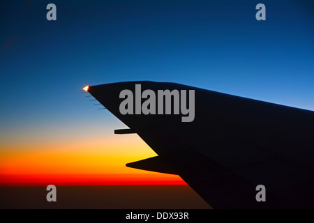 Volo in aeroplano di sunrise Foto Stock