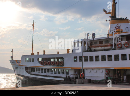 Un tradizionale Istanbul traghetto gestito da sehir hatlari ferries approda a Heybeliada Island Foto Stock