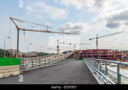 Strada che conduce ad un moderno sito in costruzione. Foto Stock