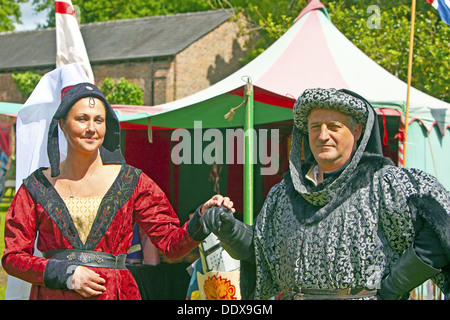 Senior l uomo e la giovane donna in costume medievale partecipanti al Medieval Fayre presso il Parco Tatton nel Cheshire, Inghilterra. Foto Stock