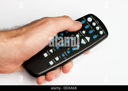 Mano che tiene un nero telecomando TV Foto Stock