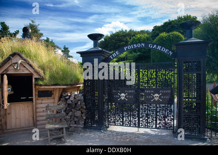 Il Giardino di veleno cancelli di ingresso e la stazione di guardia, Alnwick Gardens, Northumberland Foto Stock