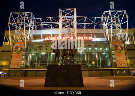 La East Stand di Old Trafford, Manchester United Football Stadium di notte. Foto Stock