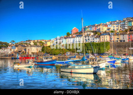 Brixham barche nella città di pescatori nel Devon England Torbay con cielo blu in colori vividi HDR Foto Stock