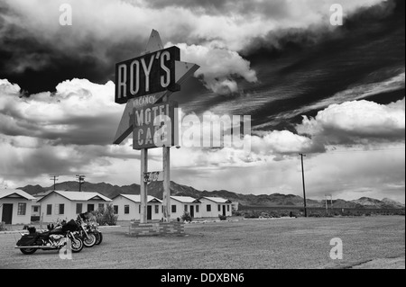 Il leggendario Roy's Motel e caffetteria in Amboy, CA . Roy's Motel e il caffè era una fermata classica per benzina o di riposo nel deserto di Mojave Foto Stock