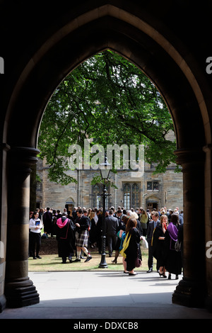 Studenti e famiglie sul giorno di graduazione dell'Università di Glasgow, Scozia. Foto Stock