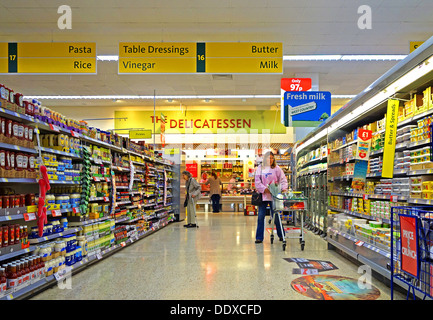 Una donna shopping in un supermercato morrisons Foto Stock